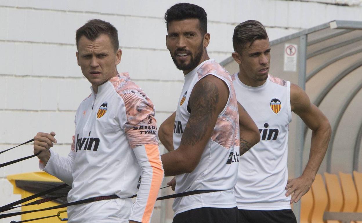 Cheryshev, Garay y Paulista durante un entrenamiento del Valencia.