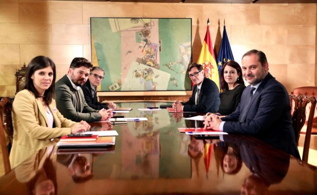 Los equipos negociadores de PSOE y ERC durante su segunda reunión.