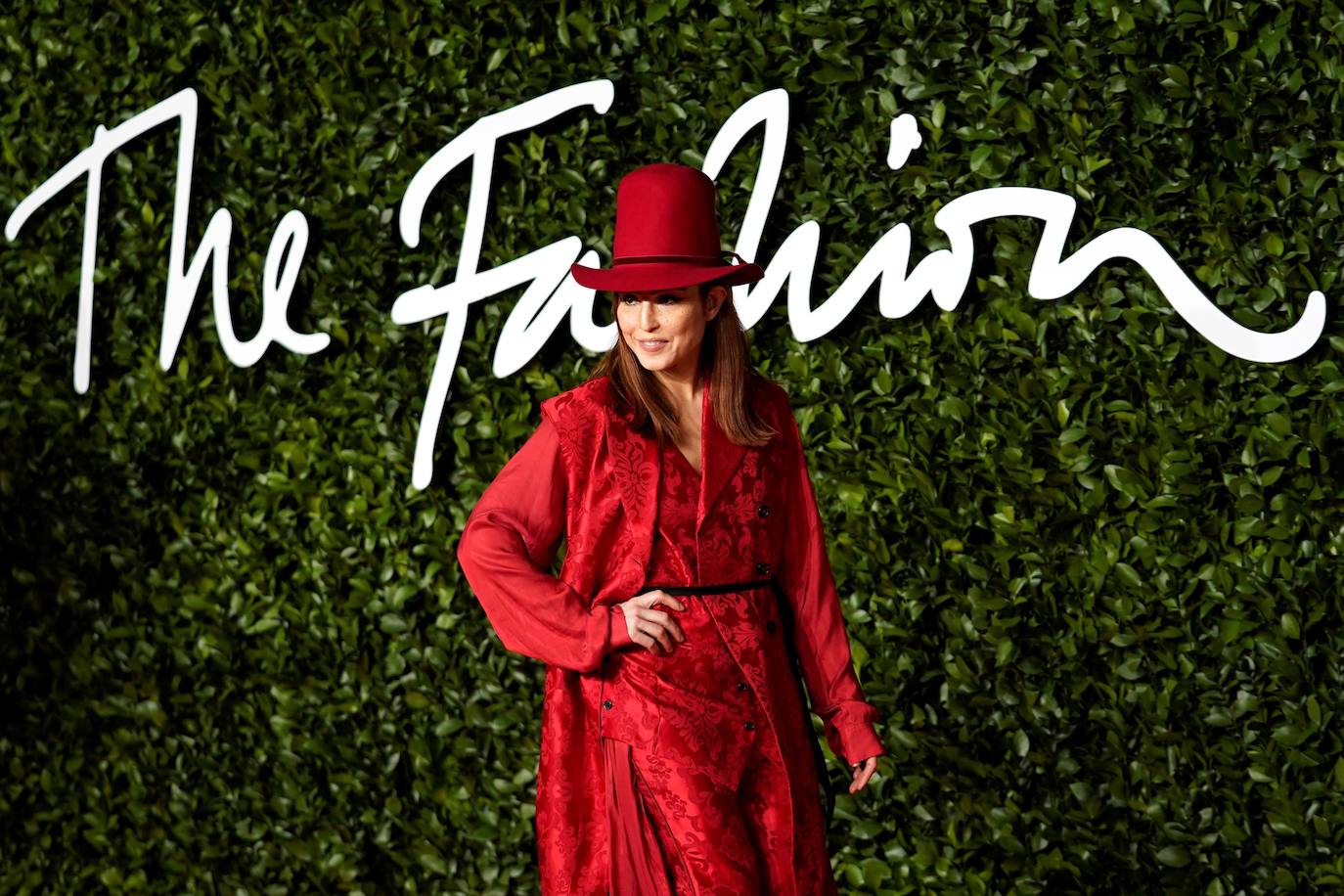 Los Fashion Awards reunieron este lunes en el Royal Albert Hall de Londres a lo más selecto de la moda mundial. Estos galardones premian cada año la innovación y creatividad en la industria de la moda y reúnen una de las alfombras rojas más glamurosas del año. Celebridades como Cate Blanchett, Julia Roberts, Donatella Versace o Rhianna no faltaron a la cita.