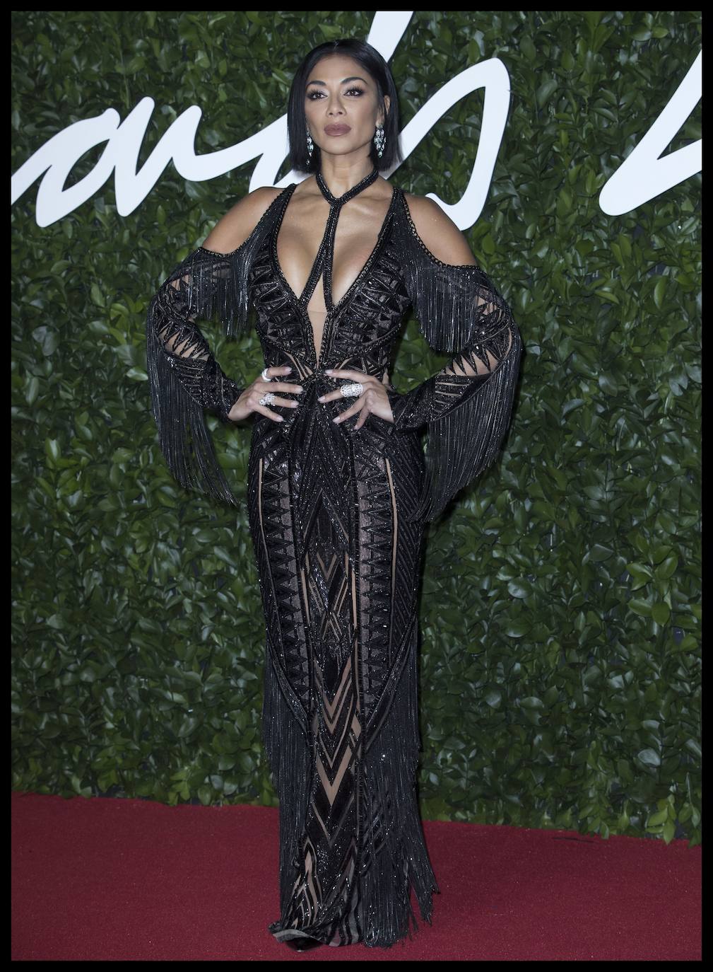 Los Fashion Awards reunieron este lunes en el Royal Albert Hall de Londres a lo más selecto de la moda mundial. Estos galardones premian cada año la innovación y creatividad en la industria de la moda y reúnen una de las alfombras rojas más glamurosas del año. Celebridades como Cate Blanchett, Julia Roberts, Donatella Versace o Rhianna no faltaron a la cita.