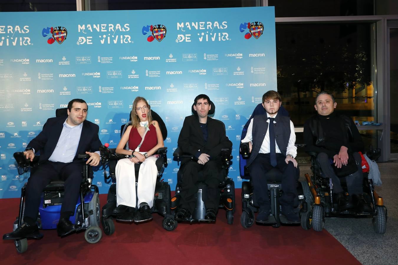 La Fundación del Levante UD ha presentado el documental 'Maneras de vivir', que narra las historias de diez deportistas vinculados al conjunto azulgrana con discapacidad.