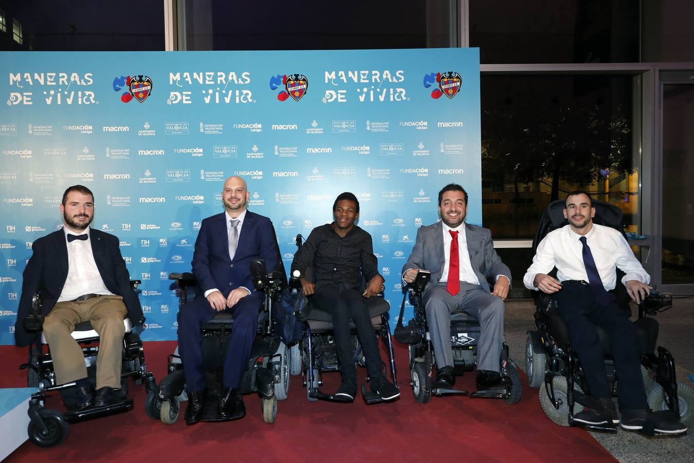 La Fundación del Levante UD ha presentado el documental 'Maneras de vivir', que narra las historias de diez deportistas vinculados al conjunto azulgrana con discapacidad.