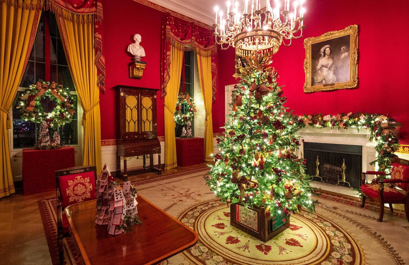 Los adornos navideños abarrotan un año más la Casa Blanca pese a que la primera dama ha reducido a la mitad el número de abetos. Este año, Melania Trump se ha moderado. Ha decidido conformarse con sólo 22 árboles distribuidos por todas las estancias, junto con kilómetros de guirnaldas y centenares de lucecitas, y ha titulado el conjunto 'El espíritu de América'. 
