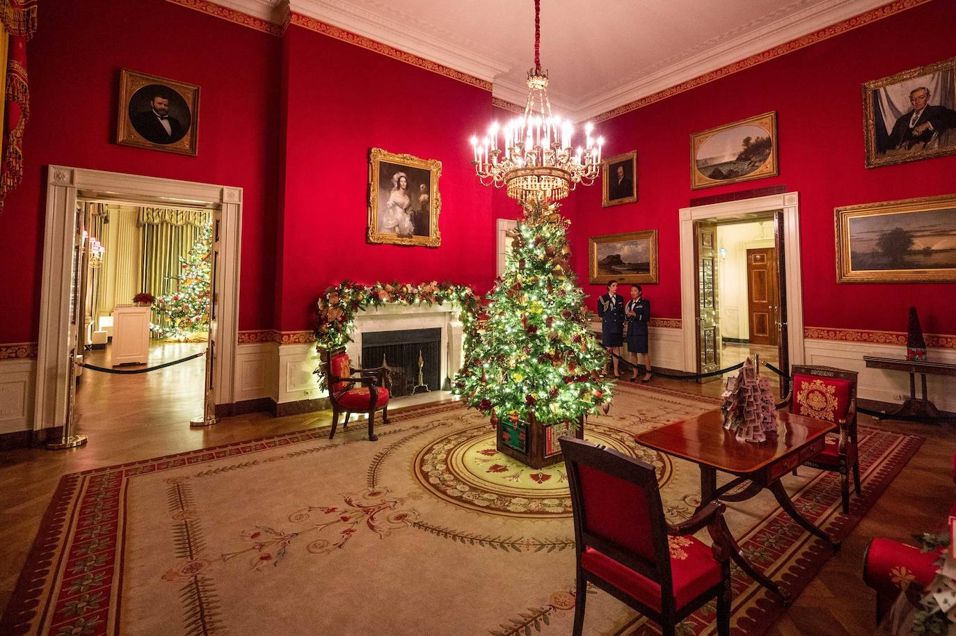 Los adornos navideños abarrotan un año más la Casa Blanca pese a que la primera dama ha reducido a la mitad el número de abetos. Este año, Melania Trump se ha moderado. Ha decidido conformarse con sólo 22 árboles distribuidos por todas las estancias, junto con kilómetros de guirnaldas y centenares de lucecitas, y ha titulado el conjunto 'El espíritu de América'. 