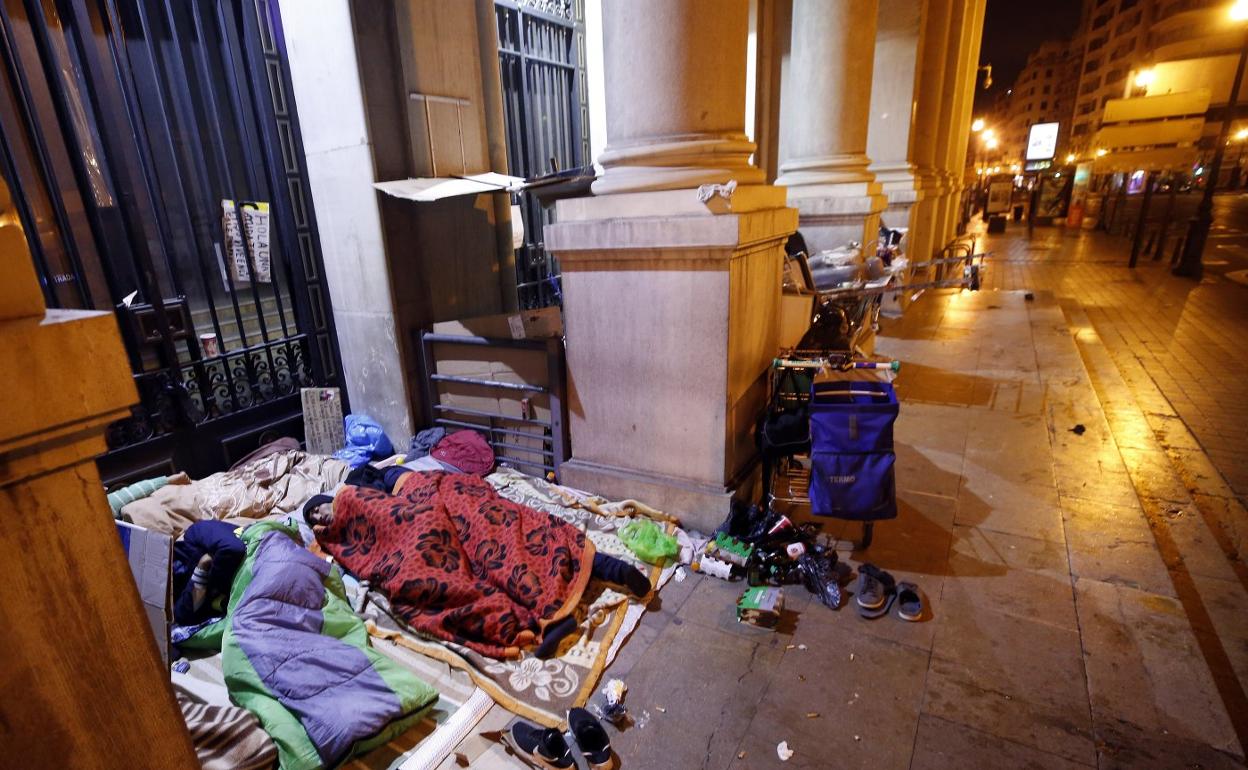 Indigentes en la antigua sede de la Agencia Tributaria, durante la madrugada de ayer. 