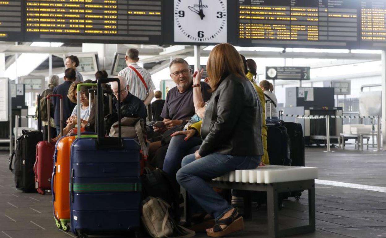 Pasajeros esperando en la estación del AVE de Valencia.