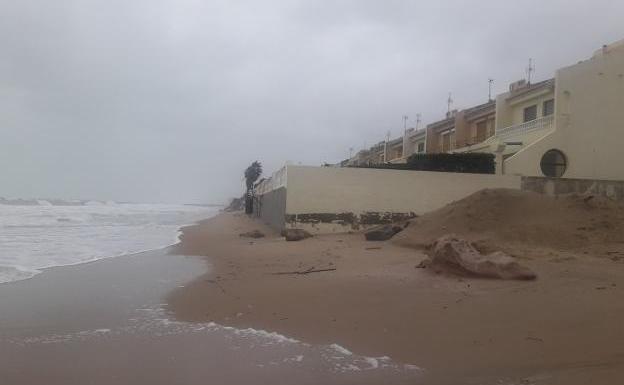 El temporal destroza la playa de la Goleta de Tavernes y deja 50 litros en Barx