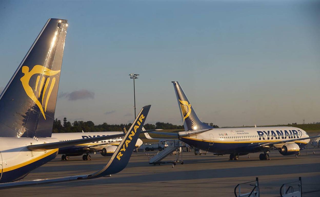 Aviones de Ryanair en un aeropuerto.