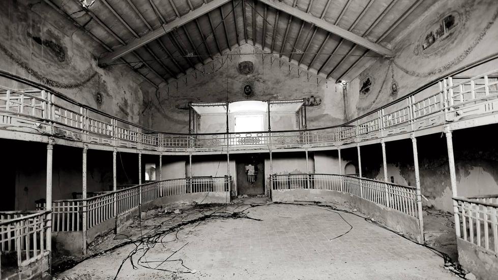 Teatro. Fue el último edificio que se alzó en la colonia. El escenario se destruyó en parte al demoler una casa cercana.