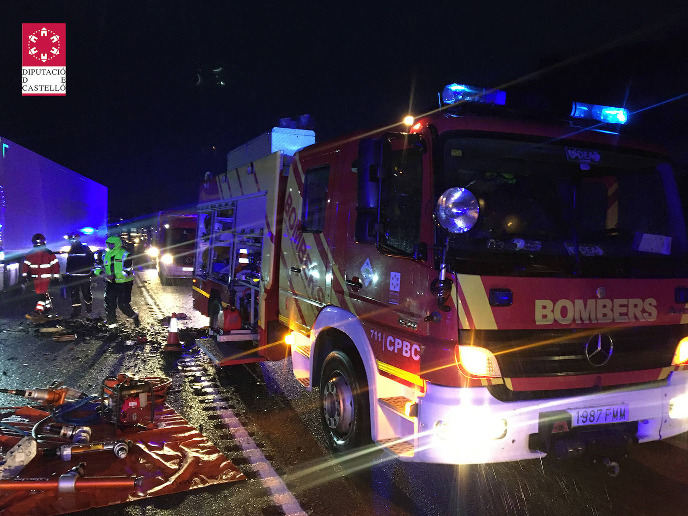 Tres fallecidos tras chocar un camión con dos coches en Vilanova d'Alcolea