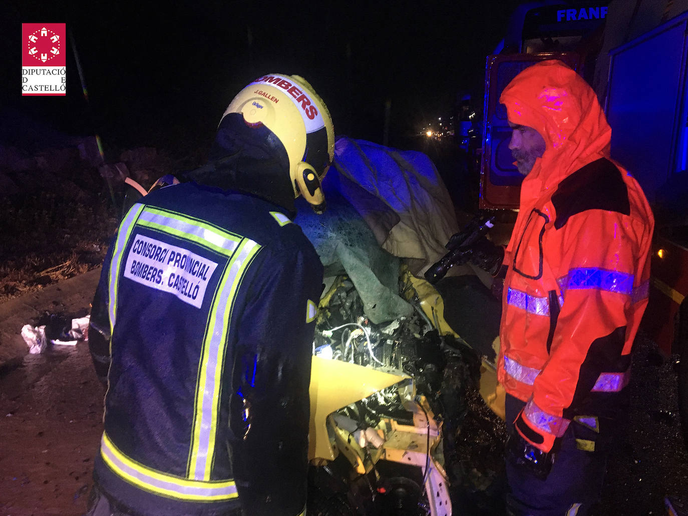 Tres fallecidos tras chocar un camión con dos coches en Vilanova d'Alcolea