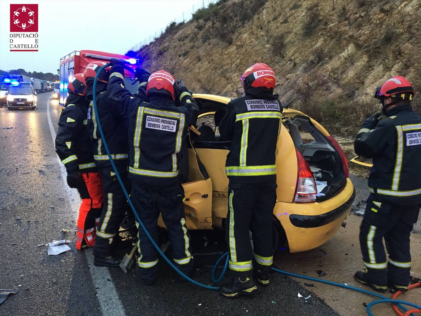 Tres fallecidos tras chocar un camión con dos coches en Vilanova d'Alcolea