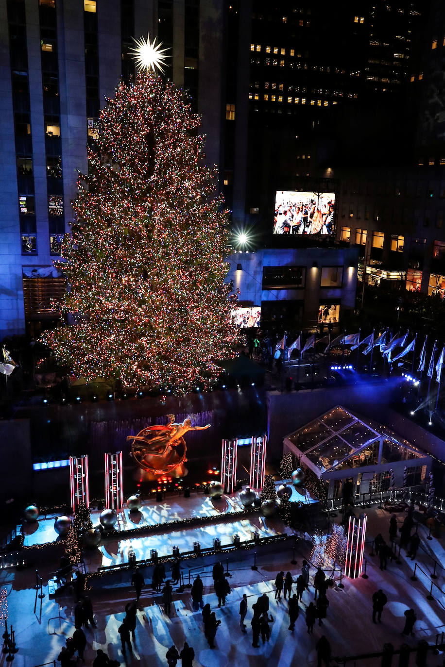 La Navidad ya ha llegado a Nueva York con el encendido este miércoles del árbol más famoso del mundo, el abeto noruego del Rockefeller Center, evento al que, como cada año, acudieron miles de personas que desafiaron un día de otoño de intenso frío. Como parte del esperado acontecimiento, televisado en directo, y que se realiza la semana siguiente al Día de Acción de Gracias, el público disfrutó de un espectáculo artístico que contó con la legendaria banda Chicago y John Bon Jovi, así como con John Legend, el primero en subir al escenario y Brett Eldredge, que han estado por dos años consecutivos. 
