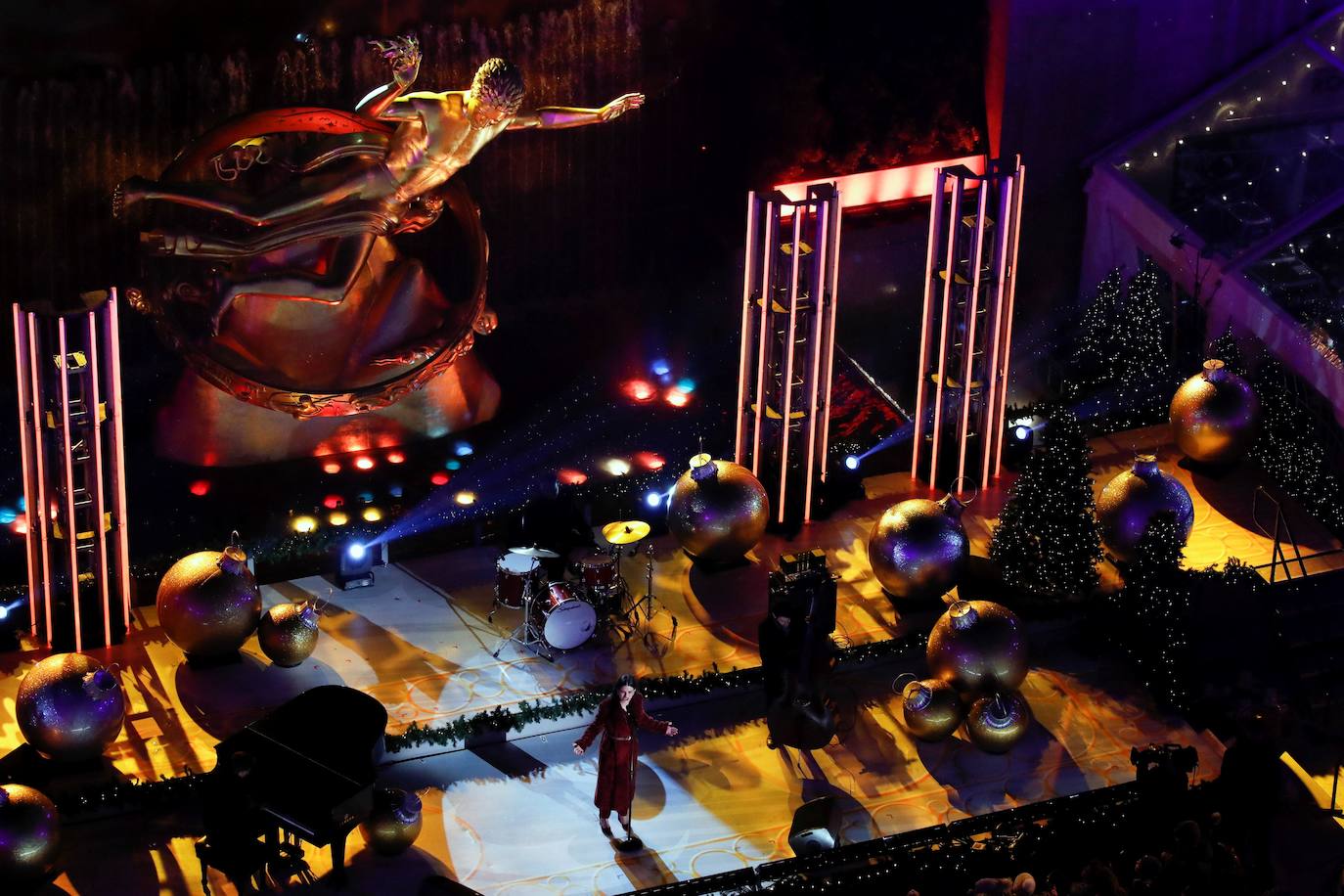 La Navidad ya ha llegado a Nueva York con el encendido este miércoles del árbol más famoso del mundo, el abeto noruego del Rockefeller Center, evento al que, como cada año, acudieron miles de personas que desafiaron un día de otoño de intenso frío. Como parte del esperado acontecimiento, televisado en directo, y que se realiza la semana siguiente al Día de Acción de Gracias, el público disfrutó de un espectáculo artístico que contó con la legendaria banda Chicago y John Bon Jovi, así como con John Legend, el primero en subir al escenario y Brett Eldredge, que han estado por dos años consecutivos. 