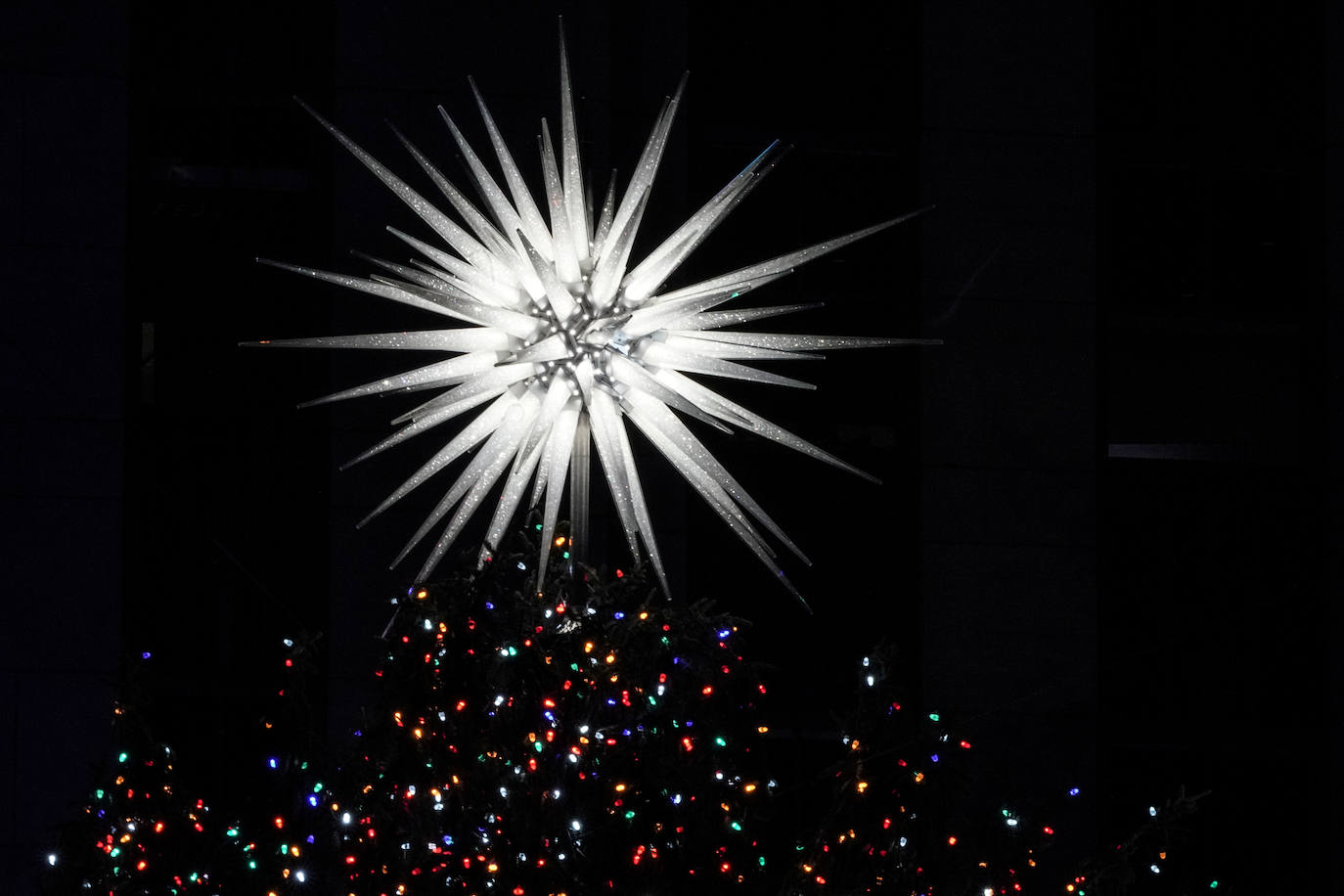 La Navidad ya ha llegado a Nueva York con el encendido este miércoles del árbol más famoso del mundo, el abeto noruego del Rockefeller Center, evento al que, como cada año, acudieron miles de personas que desafiaron un día de otoño de intenso frío. Como parte del esperado acontecimiento, televisado en directo, y que se realiza la semana siguiente al Día de Acción de Gracias, el público disfrutó de un espectáculo artístico que contó con la legendaria banda Chicago y John Bon Jovi, así como con John Legend, el primero en subir al escenario y Brett Eldredge, que han estado por dos años consecutivos. 