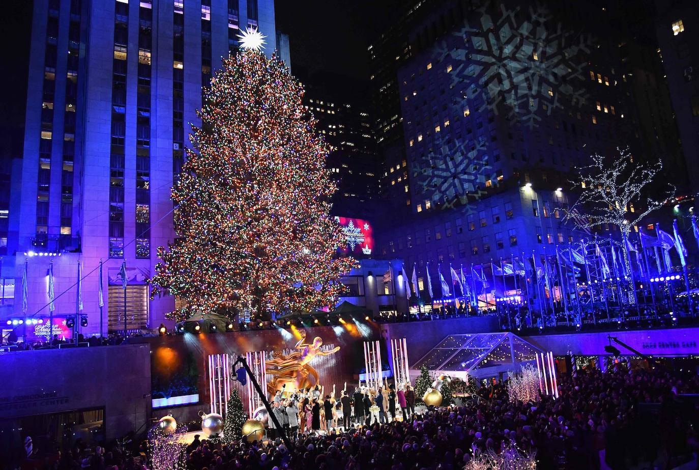La Navidad ya ha llegado a Nueva York con el encendido este miércoles del árbol más famoso del mundo, el abeto noruego del Rockefeller Center, evento al que, como cada año, acudieron miles de personas que desafiaron un día de otoño de intenso frío. Como parte del esperado acontecimiento, televisado en directo, y que se realiza la semana siguiente al Día de Acción de Gracias, el público disfrutó de un espectáculo artístico que contó con la legendaria banda Chicago y John Bon Jovi, así como con John Legend, el primero en subir al escenario y Brett Eldredge, que han estado por dos años consecutivos. 
