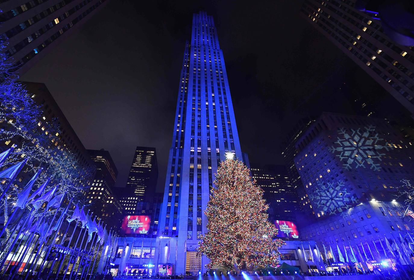 La Navidad ya ha llegado a Nueva York con el encendido este miércoles del árbol más famoso del mundo, el abeto noruego del Rockefeller Center, evento al que, como cada año, acudieron miles de personas que desafiaron un día de otoño de intenso frío. Como parte del esperado acontecimiento, televisado en directo, y que se realiza la semana siguiente al Día de Acción de Gracias, el público disfrutó de un espectáculo artístico que contó con la legendaria banda Chicago y John Bon Jovi, así como con John Legend, el primero en subir al escenario y Brett Eldredge, que han estado por dos años consecutivos. 
