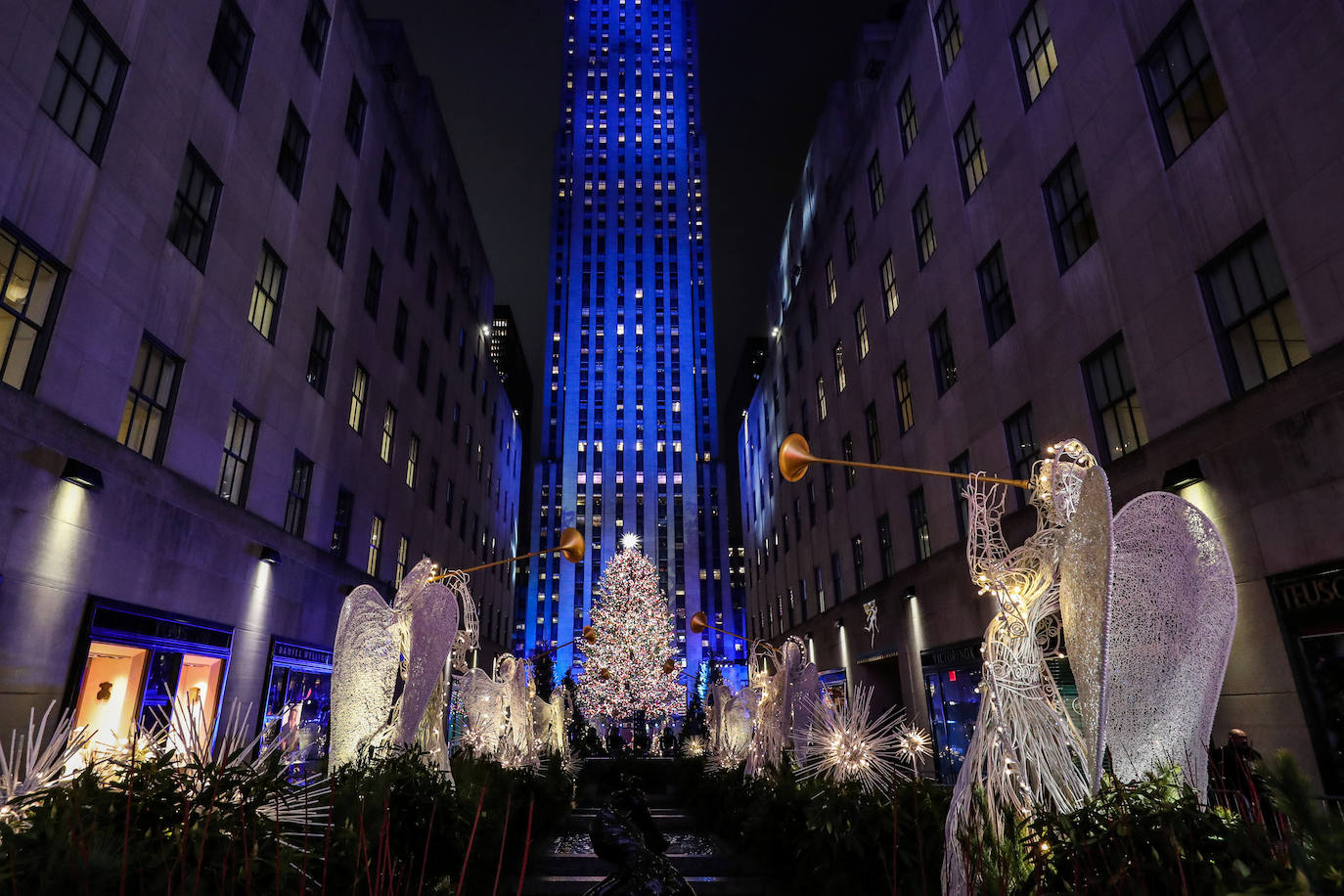 La Navidad ya ha llegado a Nueva York con el encendido este miércoles del árbol más famoso del mundo, el abeto noruego del Rockefeller Center, evento al que, como cada año, acudieron miles de personas que desafiaron un día de otoño de intenso frío. Como parte del esperado acontecimiento, televisado en directo, y que se realiza la semana siguiente al Día de Acción de Gracias, el público disfrutó de un espectáculo artístico que contó con la legendaria banda Chicago y John Bon Jovi, así como con John Legend, el primero en subir al escenario y Brett Eldredge, que han estado por dos años consecutivos. 