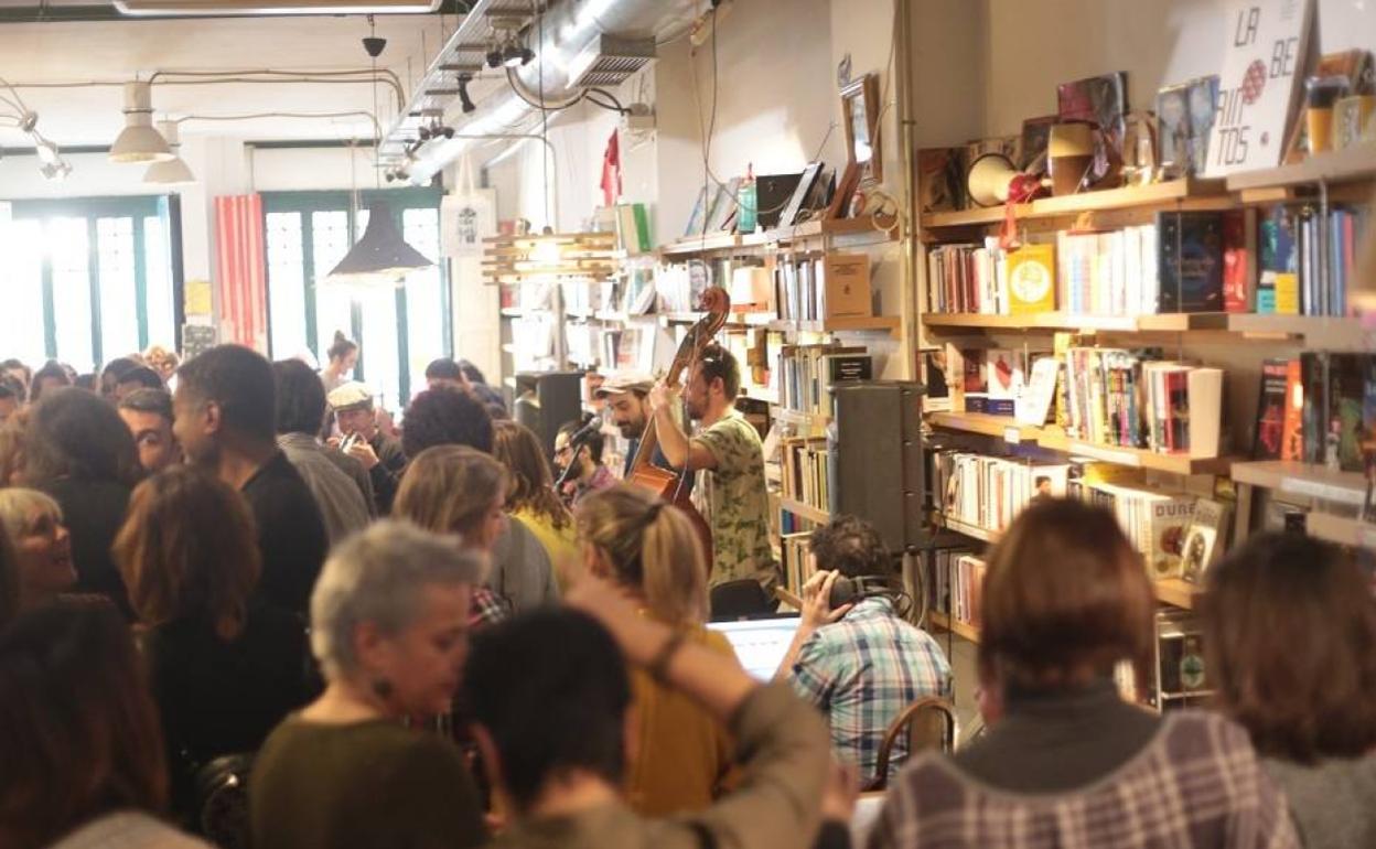 Concierto en uno de los bares culturales de Valencia.