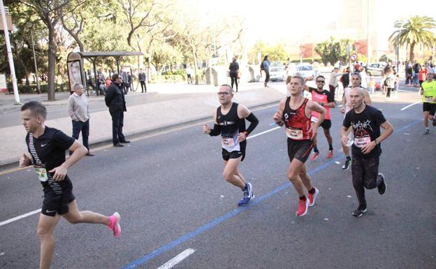 Galería. A la izquierda, Dabiz Muñoz a su paso por el 'muro' del Maratón de Valencia 2019.