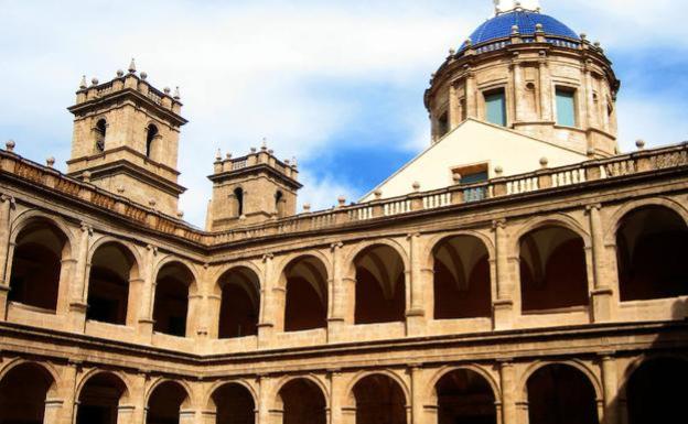 Visita el monasterio de San Miguel de los Reyes.