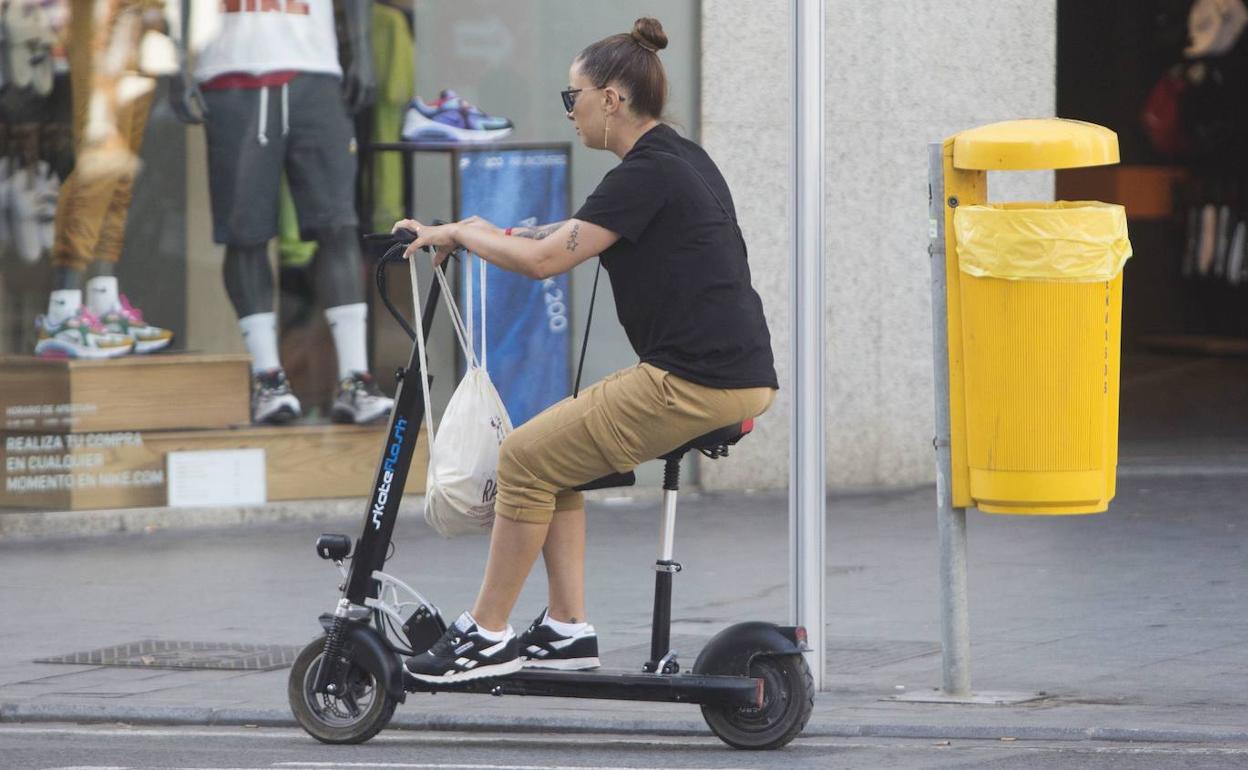 DGT | Tráfico prohíbe la circulación de patinetes en calles peatonales mientras que Valencia lo permite