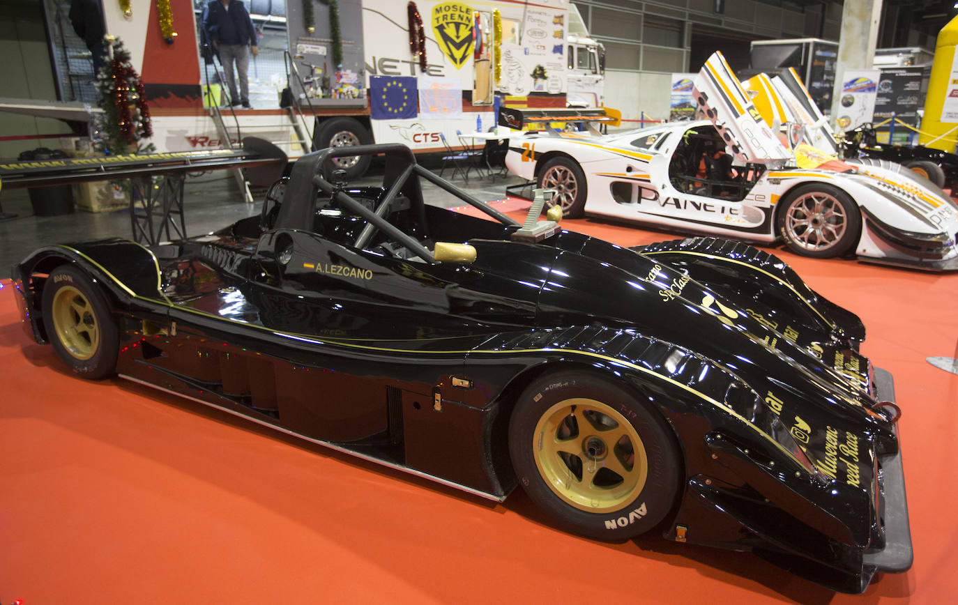 La Feria del Automóvil de Valencia ofrece desde este jueves descuentos de 6.000 euros de media y vehículos a la venta desde 3.500 euros así como las novedades de las marcas y la tecnología eléctrica, híbrida, GLP (gas) o hidrógeno. El salón abre con más de 4.500 coches a la venta, un 15 % más que el año pasado y 90 expositores directos, el 14 % más, y 42 marcas oficiales representadas, según los datos de la organización. Los descuentos pueden llegar hasta los 15.000 euros en vehículos de alta gama y coches con valor de salida muy bajo, en algunos casos desde 3.500 euros. La cita permanecerá abierta hasta el 8 de diciembre en Feria Valencia.