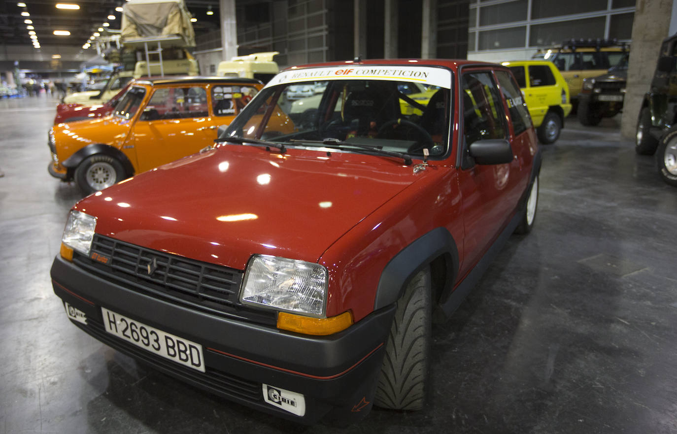 La Feria del Automóvil de Valencia ofrece desde este jueves descuentos de 6.000 euros de media y vehículos a la venta desde 3.500 euros así como las novedades de las marcas y la tecnología eléctrica, híbrida, GLP (gas) o hidrógeno. El salón abre con más de 4.500 coches a la venta, un 15 % más que el año pasado y 90 expositores directos, el 14 % más, y 42 marcas oficiales representadas, según los datos de la organización. Los descuentos pueden llegar hasta los 15.000 euros en vehículos de alta gama y coches con valor de salida muy bajo, en algunos casos desde 3.500 euros. La cita permanecerá abierta hasta el 8 de diciembre en Feria Valencia.