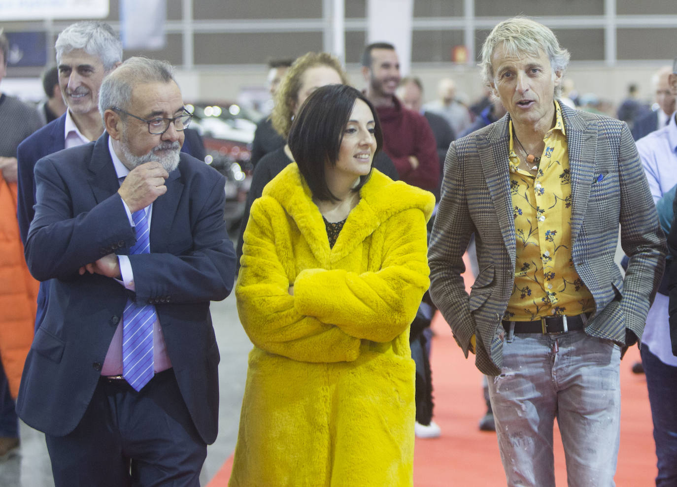 La Feria del Automóvil de Valencia ofrece desde este jueves descuentos de 6.000 euros de media y vehículos a la venta desde 3.500 euros así como las novedades de las marcas y la tecnología eléctrica, híbrida, GLP (gas) o hidrógeno. El salón abre con más de 4.500 coches a la venta, un 15 % más que el año pasado y 90 expositores directos, el 14 % más, y 42 marcas oficiales representadas, según los datos de la organización. Los descuentos pueden llegar hasta los 15.000 euros en vehículos de alta gama y coches con valor de salida muy bajo, en algunos casos desde 3.500 euros. La cita permanecerá abierta hasta el 8 de diciembre en Feria Valencia.