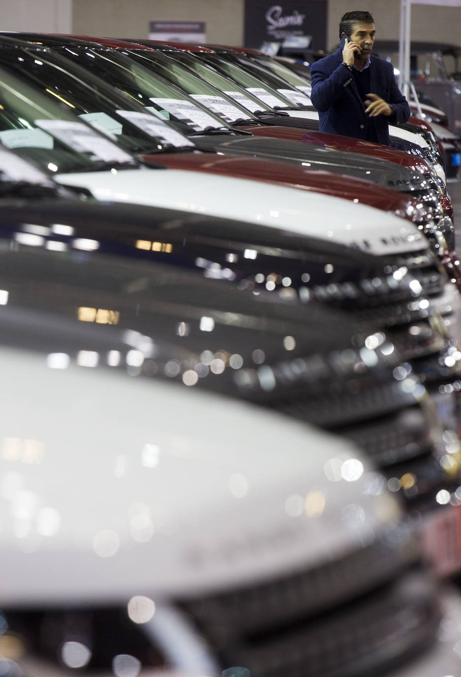 La Feria del Automóvil de Valencia ofrece desde este jueves descuentos de 6.000 euros de media y vehículos a la venta desde 3.500 euros así como las novedades de las marcas y la tecnología eléctrica, híbrida, GLP (gas) o hidrógeno. El salón abre con más de 4.500 coches a la venta, un 15 % más que el año pasado y 90 expositores directos, el 14 % más, y 42 marcas oficiales representadas, según los datos de la organización. Los descuentos pueden llegar hasta los 15.000 euros en vehículos de alta gama y coches con valor de salida muy bajo, en algunos casos desde 3.500 euros. La cita permanecerá abierta hasta el 8 de diciembre en Feria Valencia.