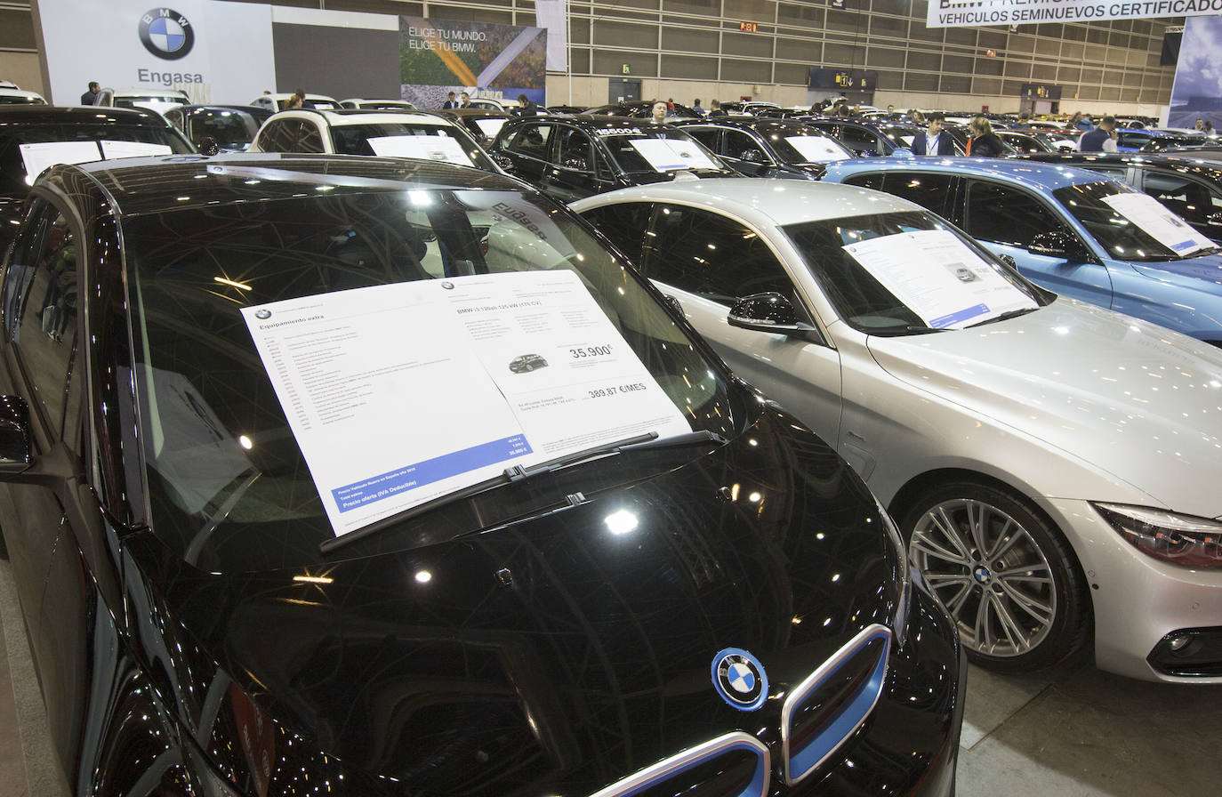 La Feria del Automóvil de Valencia ofrece desde este jueves descuentos de 6.000 euros de media y vehículos a la venta desde 3.500 euros así como las novedades de las marcas y la tecnología eléctrica, híbrida, GLP (gas) o hidrógeno. El salón abre con más de 4.500 coches a la venta, un 15 % más que el año pasado y 90 expositores directos, el 14 % más, y 42 marcas oficiales representadas, según los datos de la organización. Los descuentos pueden llegar hasta los 15.000 euros en vehículos de alta gama y coches con valor de salida muy bajo, en algunos casos desde 3.500 euros. La cita permanecerá abierta hasta el 8 de diciembre en Feria Valencia.