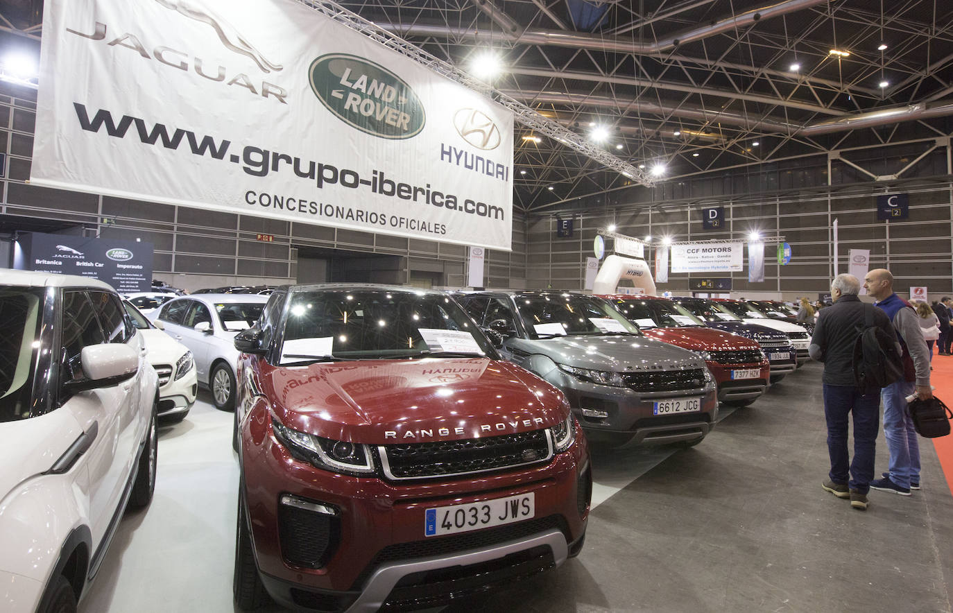 La Feria del Automóvil de Valencia ofrece desde este jueves descuentos de 6.000 euros de media y vehículos a la venta desde 3.500 euros así como las novedades de las marcas y la tecnología eléctrica, híbrida, GLP (gas) o hidrógeno. El salón abre con más de 4.500 coches a la venta, un 15 % más que el año pasado y 90 expositores directos, el 14 % más, y 42 marcas oficiales representadas, según los datos de la organización. Los descuentos pueden llegar hasta los 15.000 euros en vehículos de alta gama y coches con valor de salida muy bajo, en algunos casos desde 3.500 euros. La cita permanecerá abierta hasta el 8 de diciembre en Feria Valencia.