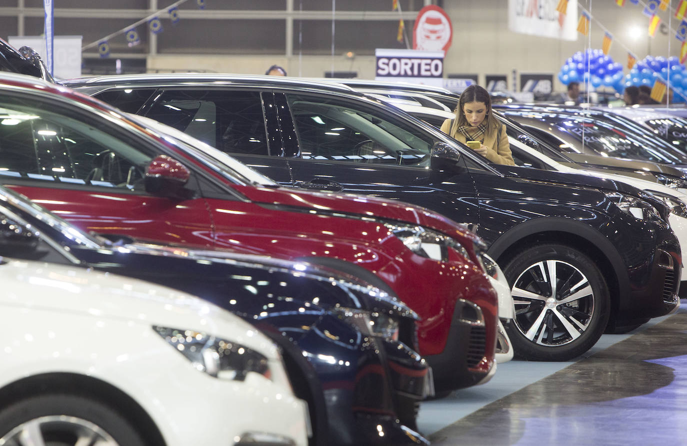 La Feria del Automóvil de Valencia ofrece desde este jueves descuentos de 6.000 euros de media y vehículos a la venta desde 3.500 euros así como las novedades de las marcas y la tecnología eléctrica, híbrida, GLP (gas) o hidrógeno. El salón abre con más de 4.500 coches a la venta, un 15 % más que el año pasado y 90 expositores directos, el 14 % más, y 42 marcas oficiales representadas, según los datos de la organización. Los descuentos pueden llegar hasta los 15.000 euros en vehículos de alta gama y coches con valor de salida muy bajo, en algunos casos desde 3.500 euros. La cita permanecerá abierta hasta el 8 de diciembre en Feria Valencia.