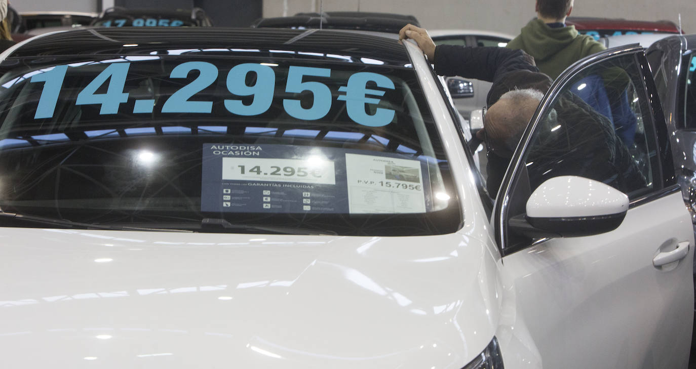 La Feria del Automóvil de Valencia ofrece desde este jueves descuentos de 6.000 euros de media y vehículos a la venta desde 3.500 euros así como las novedades de las marcas y la tecnología eléctrica, híbrida, GLP (gas) o hidrógeno. El salón abre con más de 4.500 coches a la venta, un 15 % más que el año pasado y 90 expositores directos, el 14 % más, y 42 marcas oficiales representadas, según los datos de la organización. Los descuentos pueden llegar hasta los 15.000 euros en vehículos de alta gama y coches con valor de salida muy bajo, en algunos casos desde 3.500 euros. La cita permanecerá abierta hasta el 8 de diciembre en Feria Valencia.