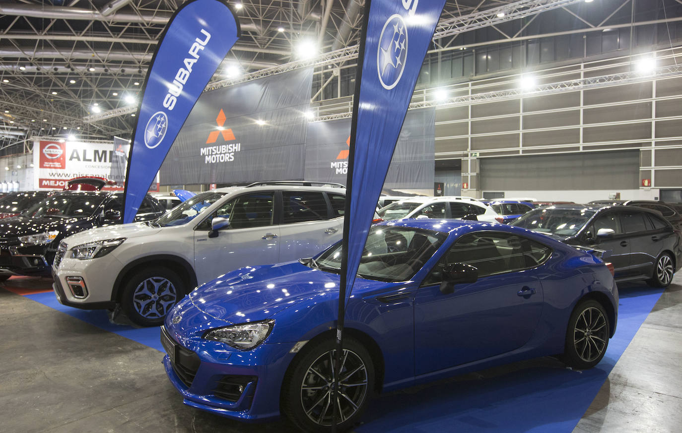 La Feria del Automóvil de Valencia ofrece desde este jueves descuentos de 6.000 euros de media y vehículos a la venta desde 3.500 euros así como las novedades de las marcas y la tecnología eléctrica, híbrida, GLP (gas) o hidrógeno. El salón abre con más de 4.500 coches a la venta, un 15 % más que el año pasado y 90 expositores directos, el 14 % más, y 42 marcas oficiales representadas, según los datos de la organización. Los descuentos pueden llegar hasta los 15.000 euros en vehículos de alta gama y coches con valor de salida muy bajo, en algunos casos desde 3.500 euros. La cita permanecerá abierta hasta el 8 de diciembre en Feria Valencia.