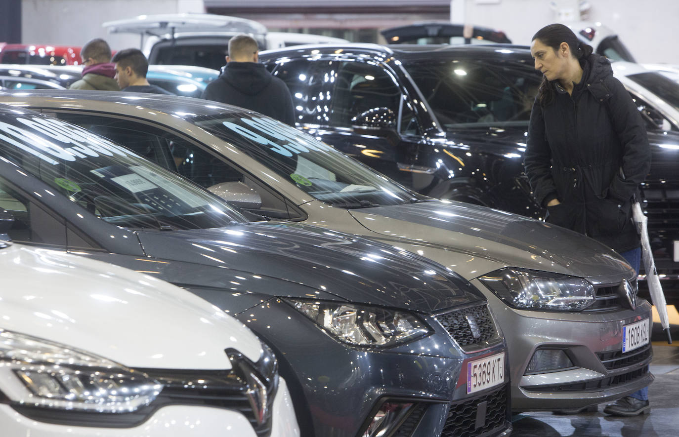 La Feria del Automóvil de Valencia ofrece desde este jueves descuentos de 6.000 euros de media y vehículos a la venta desde 3.500 euros así como las novedades de las marcas y la tecnología eléctrica, híbrida, GLP (gas) o hidrógeno. El salón abre con más de 4.500 coches a la venta, un 15 % más que el año pasado y 90 expositores directos, el 14 % más, y 42 marcas oficiales representadas, según los datos de la organización. Los descuentos pueden llegar hasta los 15.000 euros en vehículos de alta gama y coches con valor de salida muy bajo, en algunos casos desde 3.500 euros. La cita permanecerá abierta hasta el 8 de diciembre en Feria Valencia.
