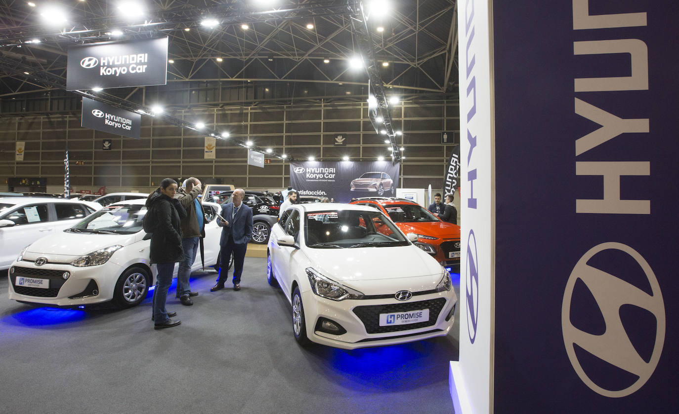La Feria del Automóvil de Valencia ofrece desde este jueves descuentos de 6.000 euros de media y vehículos a la venta desde 3.500 euros así como las novedades de las marcas y la tecnología eléctrica, híbrida, GLP (gas) o hidrógeno. El salón abre con más de 4.500 coches a la venta, un 15 % más que el año pasado y 90 expositores directos, el 14 % más, y 42 marcas oficiales representadas, según los datos de la organización. Los descuentos pueden llegar hasta los 15.000 euros en vehículos de alta gama y coches con valor de salida muy bajo, en algunos casos desde 3.500 euros. La cita permanecerá abierta hasta el 8 de diciembre en Feria Valencia.