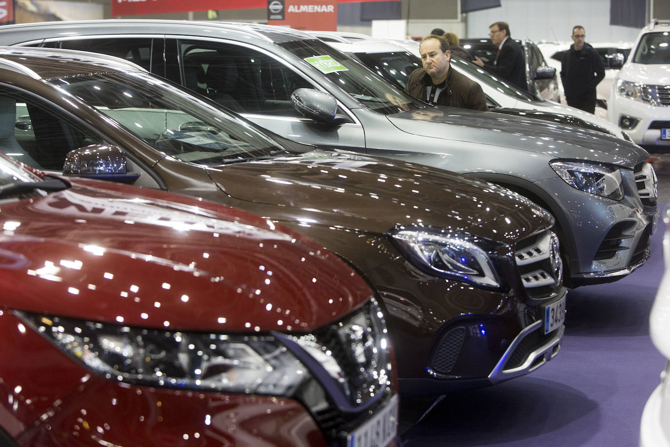 La Feria del Automóvil de Valencia ofrece desde este jueves descuentos de 6.000 euros de media y vehículos a la venta desde 3.500 euros así como las novedades de las marcas y la tecnología eléctrica, híbrida, GLP (gas) o hidrógeno. El salón abre con más de 4.500 coches a la venta, un 15 % más que el año pasado y 90 expositores directos, el 14 % más, y 42 marcas oficiales representadas, según los datos de la organización. Los descuentos pueden llegar hasta los 15.000 euros en vehículos de alta gama y coches con valor de salida muy bajo, en algunos casos desde 3.500 euros. La cita permanecerá abierta hasta el 8 de diciembre en Feria Valencia.