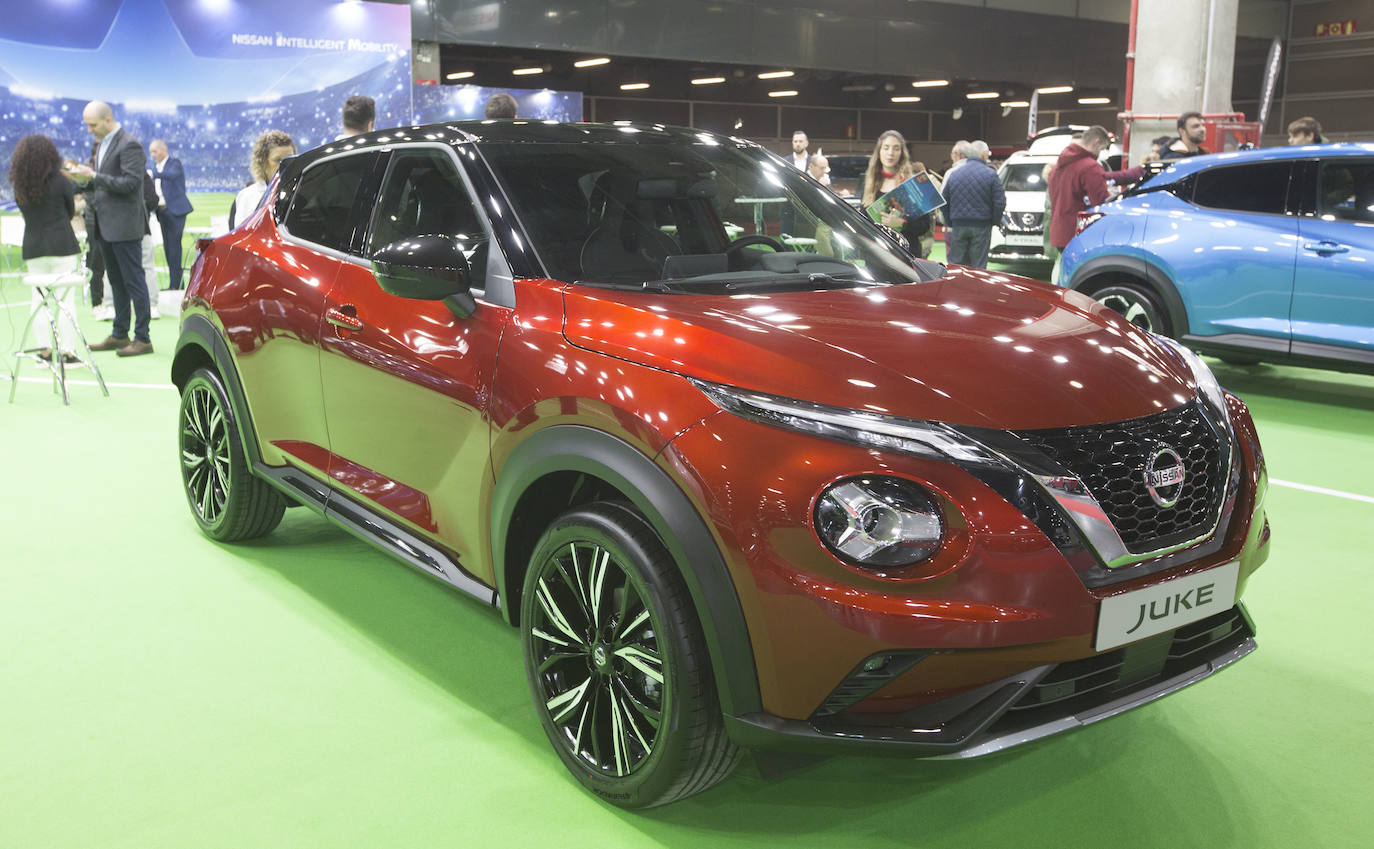 La Feria del Automóvil de Valencia ofrece desde este jueves descuentos de 6.000 euros de media y vehículos a la venta desde 3.500 euros así como las novedades de las marcas y la tecnología eléctrica, híbrida, GLP (gas) o hidrógeno. El salón abre con más de 4.500 coches a la venta, un 15 % más que el año pasado y 90 expositores directos, el 14 % más, y 42 marcas oficiales representadas, según los datos de la organización. Los descuentos pueden llegar hasta los 15.000 euros en vehículos de alta gama y coches con valor de salida muy bajo, en algunos casos desde 3.500 euros. La cita permanecerá abierta hasta el 8 de diciembre en Feria Valencia.
