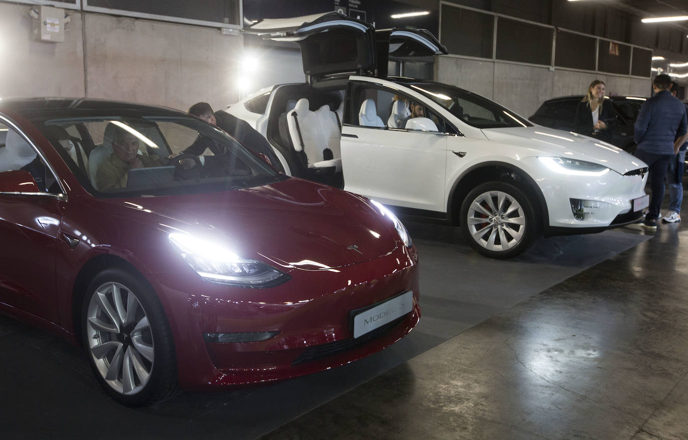 La Feria del Automóvil de Valencia ofrece desde este jueves descuentos de 6.000 euros de media y vehículos a la venta desde 3.500 euros así como las novedades de las marcas y la tecnología eléctrica, híbrida, GLP (gas) o hidrógeno. El salón abre con más de 4.500 coches a la venta, un 15 % más que el año pasado y 90 expositores directos, el 14 % más, y 42 marcas oficiales representadas, según los datos de la organización. Los descuentos pueden llegar hasta los 15.000 euros en vehículos de alta gama y coches con valor de salida muy bajo, en algunos casos desde 3.500 euros. La cita permanecerá abierta hasta el 8 de diciembre en Feria Valencia.