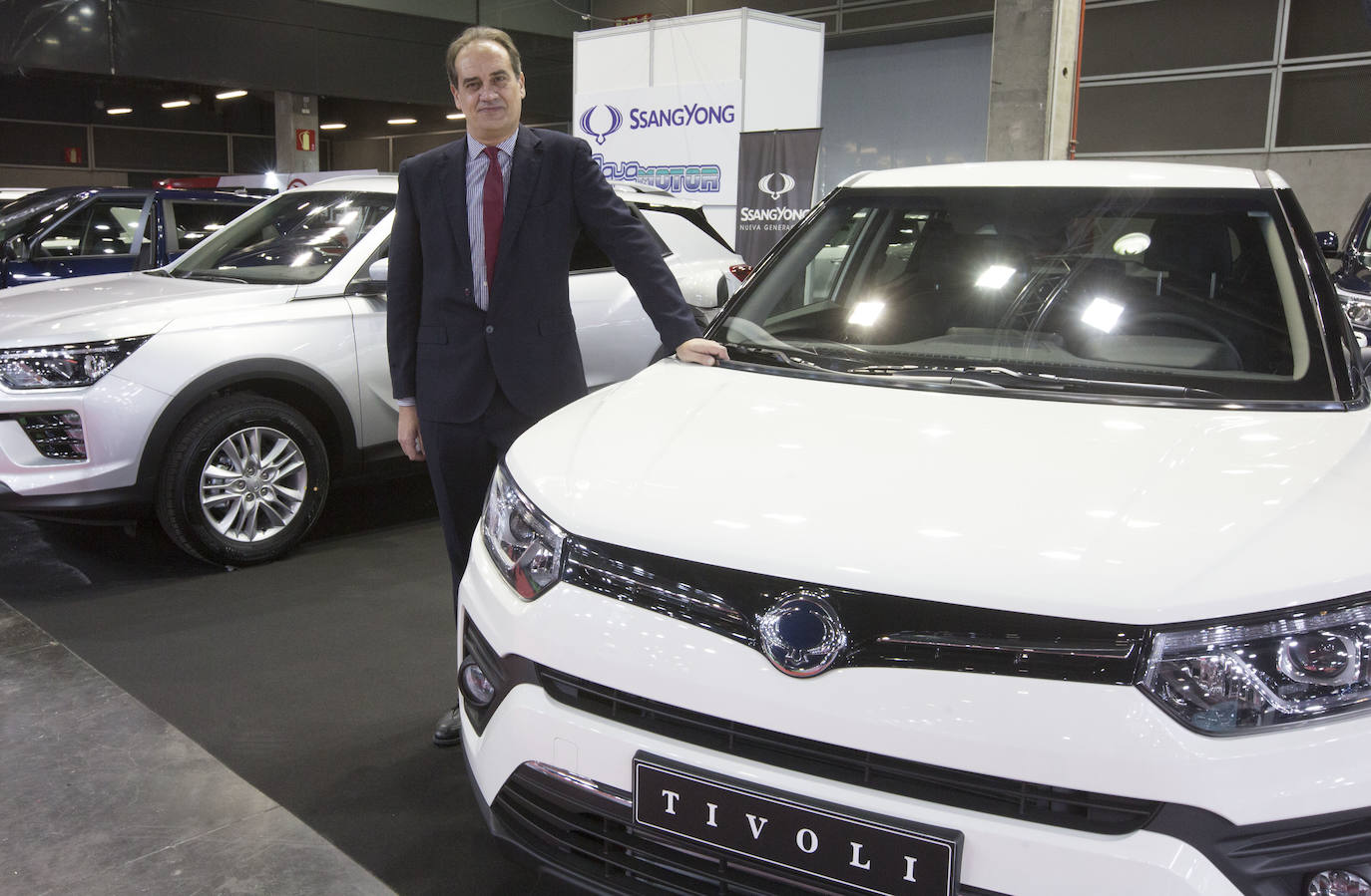 La Feria del Automóvil de Valencia ofrece desde este jueves descuentos de 6.000 euros de media y vehículos a la venta desde 3.500 euros así como las novedades de las marcas y la tecnología eléctrica, híbrida, GLP (gas) o hidrógeno. El salón abre con más de 4.500 coches a la venta, un 15 % más que el año pasado y 90 expositores directos, el 14 % más, y 42 marcas oficiales representadas, según los datos de la organización. Los descuentos pueden llegar hasta los 15.000 euros en vehículos de alta gama y coches con valor de salida muy bajo, en algunos casos desde 3.500 euros. La cita permanecerá abierta hasta el 8 de diciembre en Feria Valencia.