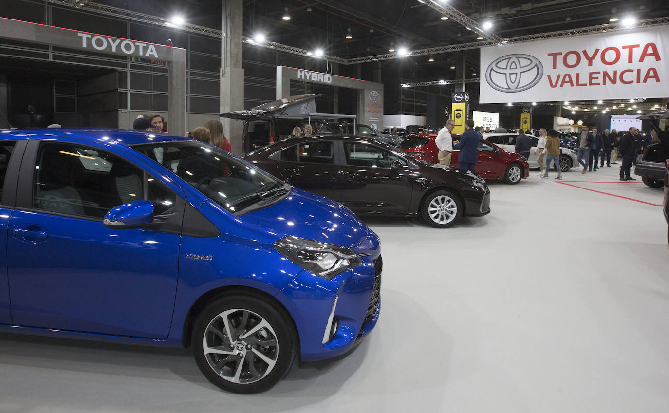 La Feria del Automóvil de Valencia ofrece desde este jueves descuentos de 6.000 euros de media y vehículos a la venta desde 3.500 euros así como las novedades de las marcas y la tecnología eléctrica, híbrida, GLP (gas) o hidrógeno. El salón abre con más de 4.500 coches a la venta, un 15 % más que el año pasado y 90 expositores directos, el 14 % más, y 42 marcas oficiales representadas, según los datos de la organización. Los descuentos pueden llegar hasta los 15.000 euros en vehículos de alta gama y coches con valor de salida muy bajo, en algunos casos desde 3.500 euros. La cita permanecerá abierta hasta el 8 de diciembre en Feria Valencia.