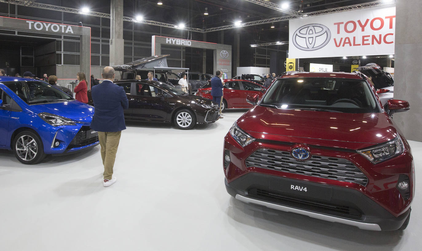 La Feria del Automóvil de Valencia ofrece desde este jueves descuentos de 6.000 euros de media y vehículos a la venta desde 3.500 euros así como las novedades de las marcas y la tecnología eléctrica, híbrida, GLP (gas) o hidrógeno. El salón abre con más de 4.500 coches a la venta, un 15 % más que el año pasado y 90 expositores directos, el 14 % más, y 42 marcas oficiales representadas, según los datos de la organización. Los descuentos pueden llegar hasta los 15.000 euros en vehículos de alta gama y coches con valor de salida muy bajo, en algunos casos desde 3.500 euros. La cita permanecerá abierta hasta el 8 de diciembre en Feria Valencia.