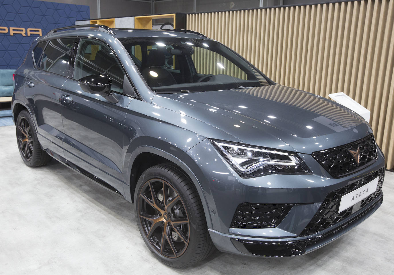La Feria del Automóvil de Valencia ofrece desde este jueves descuentos de 6.000 euros de media y vehículos a la venta desde 3.500 euros así como las novedades de las marcas y la tecnología eléctrica, híbrida, GLP (gas) o hidrógeno. El salón abre con más de 4.500 coches a la venta, un 15 % más que el año pasado y 90 expositores directos, el 14 % más, y 42 marcas oficiales representadas, según los datos de la organización. Los descuentos pueden llegar hasta los 15.000 euros en vehículos de alta gama y coches con valor de salida muy bajo, en algunos casos desde 3.500 euros. La cita permanecerá abierta hasta el 8 de diciembre en Feria Valencia.