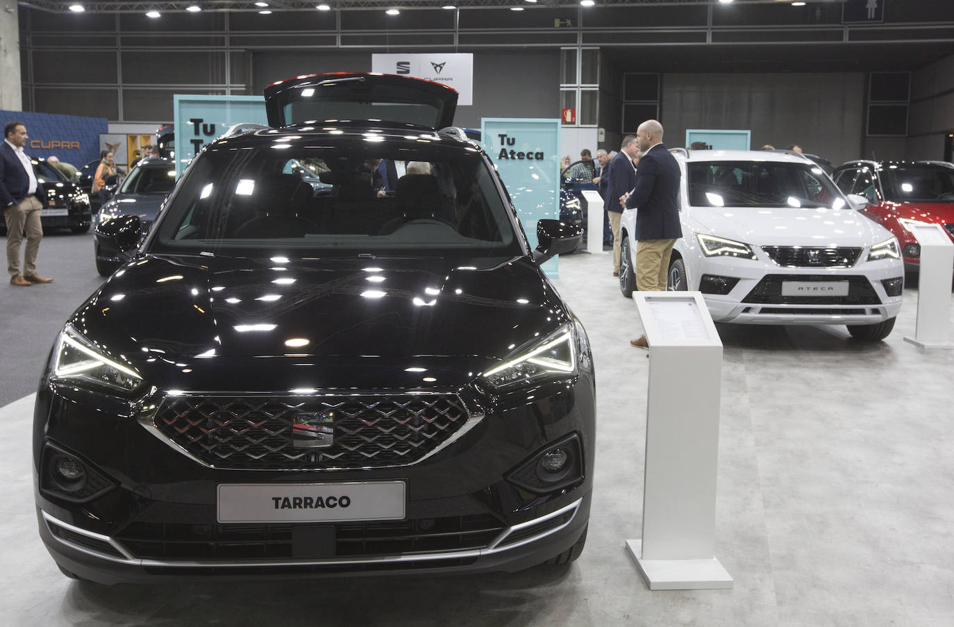 La Feria del Automóvil de Valencia ofrece desde este jueves descuentos de 6.000 euros de media y vehículos a la venta desde 3.500 euros así como las novedades de las marcas y la tecnología eléctrica, híbrida, GLP (gas) o hidrógeno. El salón abre con más de 4.500 coches a la venta, un 15 % más que el año pasado y 90 expositores directos, el 14 % más, y 42 marcas oficiales representadas, según los datos de la organización. Los descuentos pueden llegar hasta los 15.000 euros en vehículos de alta gama y coches con valor de salida muy bajo, en algunos casos desde 3.500 euros. La cita permanecerá abierta hasta el 8 de diciembre en Feria Valencia.