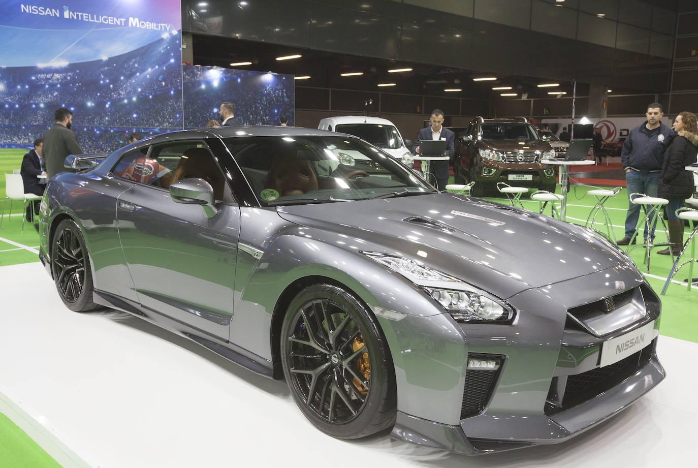 La Feria del Automóvil de Valencia ofrece desde este jueves descuentos de 6.000 euros de media y vehículos a la venta desde 3.500 euros así como las novedades de las marcas y la tecnología eléctrica, híbrida, GLP (gas) o hidrógeno. El salón abre con más de 4.500 coches a la venta, un 15 % más que el año pasado y 90 expositores directos, el 14 % más, y 42 marcas oficiales representadas, según los datos de la organización. Los descuentos pueden llegar hasta los 15.000 euros en vehículos de alta gama y coches con valor de salida muy bajo, en algunos casos desde 3.500 euros. La cita permanecerá abierta hasta el 8 de diciembre en Feria Valencia.