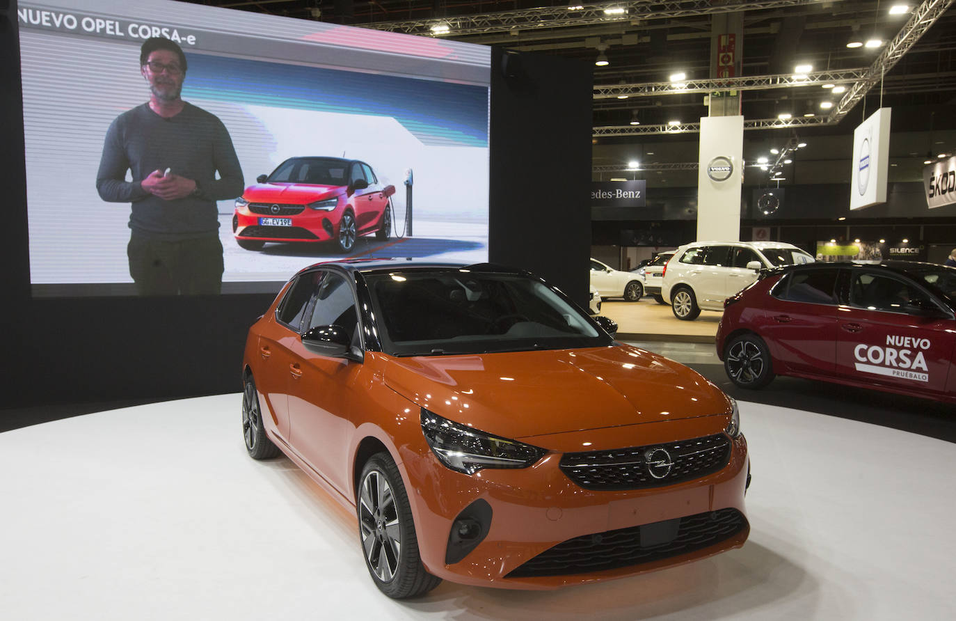 La Feria del Automóvil de Valencia ofrece desde este jueves descuentos de 6.000 euros de media y vehículos a la venta desde 3.500 euros así como las novedades de las marcas y la tecnología eléctrica, híbrida, GLP (gas) o hidrógeno. El salón abre con más de 4.500 coches a la venta, un 15 % más que el año pasado y 90 expositores directos, el 14 % más, y 42 marcas oficiales representadas, según los datos de la organización. Los descuentos pueden llegar hasta los 15.000 euros en vehículos de alta gama y coches con valor de salida muy bajo, en algunos casos desde 3.500 euros. La cita permanecerá abierta hasta el 8 de diciembre en Feria Valencia.