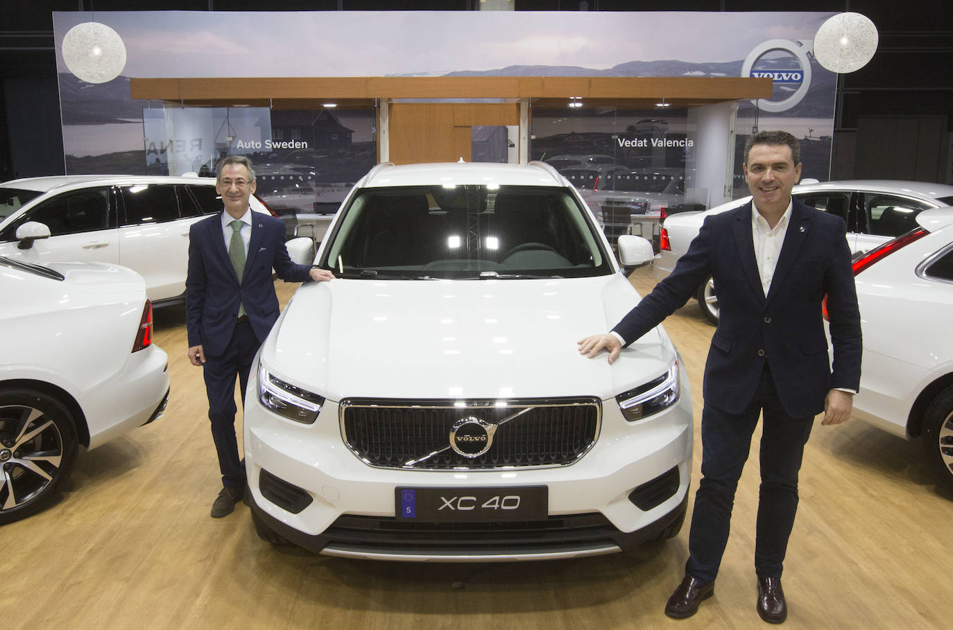 La Feria del Automóvil de Valencia ofrece desde este jueves descuentos de 6.000 euros de media y vehículos a la venta desde 3.500 euros así como las novedades de las marcas y la tecnología eléctrica, híbrida, GLP (gas) o hidrógeno. El salón abre con más de 4.500 coches a la venta, un 15 % más que el año pasado y 90 expositores directos, el 14 % más, y 42 marcas oficiales representadas, según los datos de la organización. Los descuentos pueden llegar hasta los 15.000 euros en vehículos de alta gama y coches con valor de salida muy bajo, en algunos casos desde 3.500 euros. La cita permanecerá abierta hasta el 8 de diciembre en Feria Valencia.