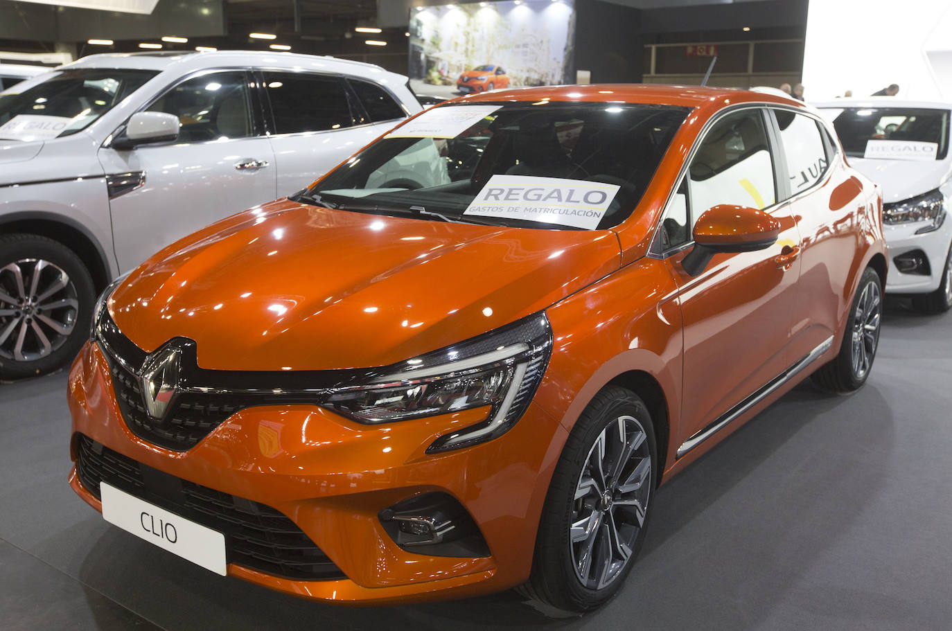 La Feria del Automóvil de Valencia ofrece desde este jueves descuentos de 6.000 euros de media y vehículos a la venta desde 3.500 euros así como las novedades de las marcas y la tecnología eléctrica, híbrida, GLP (gas) o hidrógeno. El salón abre con más de 4.500 coches a la venta, un 15 % más que el año pasado y 90 expositores directos, el 14 % más, y 42 marcas oficiales representadas, según los datos de la organización. Los descuentos pueden llegar hasta los 15.000 euros en vehículos de alta gama y coches con valor de salida muy bajo, en algunos casos desde 3.500 euros. La cita permanecerá abierta hasta el 8 de diciembre en Feria Valencia.