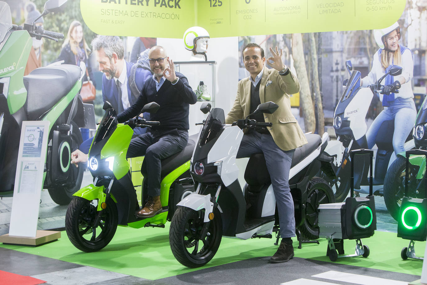 La Feria del Automóvil de Valencia ofrece desde este jueves descuentos de 6.000 euros de media y vehículos a la venta desde 3.500 euros así como las novedades de las marcas y la tecnología eléctrica, híbrida, GLP (gas) o hidrógeno. El salón abre con más de 4.500 coches a la venta, un 15 % más que el año pasado y 90 expositores directos, el 14 % más, y 42 marcas oficiales representadas, según los datos de la organización. Los descuentos pueden llegar hasta los 15.000 euros en vehículos de alta gama y coches con valor de salida muy bajo, en algunos casos desde 3.500 euros. La cita permanecerá abierta hasta el 8 de diciembre en Feria Valencia.
